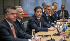 Đặc phái viên Mỹ Steve Witkoff, Ngoại trưởng Marco Rubio tại cuộc họp với các quan chức Ukraine hôm 30/11. Ảnh: Reuters.
