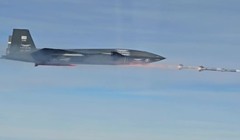 Bayraktar Kizilelma phóng tên lửa không đối không dẫn đường bằng radar. Ảnh: MW.