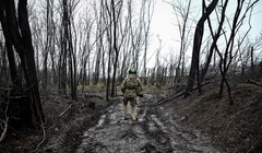 Một quân nhân Ukraine đi bộ gần Pokrovsk ở vùng Donetsk, Ukraine, vào ngày 20/11. Ảnh: Reuters.