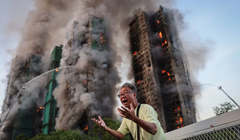 Ông Wong, 71 tuổi, phản ứng sau khi cho biết vợ ông bị mắc kẹt bên trong tòa nhà trong một vụ hỏa hoạn lớn ở Tai Po, Hong Kong, Trung Quốc, ngày 26/11. Ảnh: Reuters.