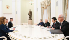 Tổng thống Nga Vladimir Putin, đặc phái viên tổng thống Kirill Dmitriev và cố vấn chính sách đối ngoại Yuri Ushakov tham dự cuộc họp với đặc phái viên của Tổng thống Mỹ Donald Trump, Steve Witkoff và ông Jared Kushner tại Điện Kremlin ở Moscow, Nga, ngày 2/12. Ảnh: Reuters.