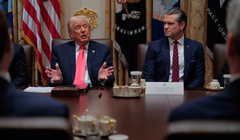 Tổng thống Mỹ Donald Trump phát biểu trong khi Bộ trưởng Chiến tranh Pete Hegseth theo dõi trong cuộc họp tại Phòng Nội các của Nhà Trắng hôm 2/12. Ảnh: Getty.