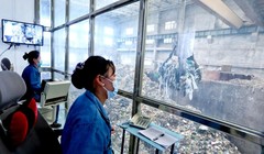 Nhân viên làm việc tại một nhà máy điện đốt rác ở Trương Dịch, một thành phố thuộc tỉnh Cam Túc, tây bắc Trung Quốc. Ảnh: Getty.