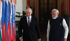 Tổng thống Nga Vladimir Putin và Thủ tướng Ấn Độ Narendra Modi đi bộ trước cuộc hội đàm tại New Delhi, Ấn Độ, ngày 5/12. Ảnh: Reuters.