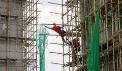 Chính quyền đã áp dụng thời hạn chót là cuối ngày 6/12 để tháo dỡ lưới giàn giáo. Ảnh: SCMP.