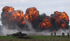 Khói bốc lên từ vụ nổ gần xe tăng Abrams của Ba Lan khi lực lượng Ba Lan cùng binh lính NATO tiến hành cuộc tập trận quân sự "Người bảo vệ sắt" tại một bãi tập quân sự ở Wierzbiny gần Orzysz, Ba Lan, ngày 17/9. Ảnh: Reuters.