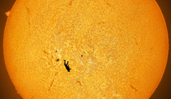 Sau 6 lần thử, Andrew McCarthy đã chụp được bức ảnh thành công và đặt tên là "Cú rơi của Icarus". Ảnh: CNN.