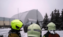 Nhân viên cứu hộ theo dõi mọi người kiểm tra thiệt hại ở tấm chắn bức xạ của Lò phản ứng số 4 tại địa điểm Chernobyl sau cuộc tấn công bằng UAV ngày 14/2. Ảnh: Getty.