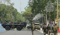 Binh lính tuần tra trước trụ sở đài phát thanh và truyền hình Benin, sau khi lực lượng vũ trang của nước này đã ngăn chặn âm mưu đảo chính chống lại chính phủ của Tổng thống Benin Patrice Talon, tại Cotonou, Benin, ngày 7/12. Ảnh: Reuters.