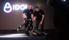 Robot hình người đầu tiên của Nga được hỗ trợ bởi AI đã vấp ngã trên sân khấu trong buổi ra mắt tại Moscow vào tháng trước, rơi xuống đất theo tư thế sấp mặt. Ảnh: WSJ.