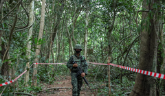 Quân nhân Thái Lan đi bộ gần biên giới Thái Lan-Campuchia tại khu vực Chong Chub Ta Mok, tỉnh Surin, Thái Lan, ngày 20/8. Ảnh: Reuters.