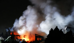 Một đám cháy bùng phát sau trận động đất lớn ở thành phố Aomori, Nhật Bản trong hôm 9/12. Ảnh: AFP.