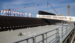 Các thành viên thủy thủ đoàn xếp hàng trong buổi lễ thượng cờ hải quân trên tàu ngầm mang tên lửa đạn đạo chạy bằng năng lượng hạt nhân Knyaz Pozharsky tại Severodvinsk, vùng Arkhangelsk, Nga ngày 24/7. Ảnh: Reuters.