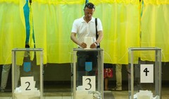 Một người đàn ông bỏ phiếu tại một điểm bầu cử trong cuộc bầu cử quốc hội Ukraine ở Kiev, ngày 21/7/2019. Ảnh: Getty.