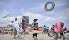 Du khách nội địa tham quan bãi biển tại Khu du lịch ven biển Wonsan Kalma ở Wonsan, Triều Tiên vào ngày 1/7. Ảnh: AFP.