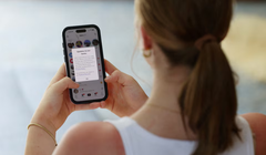 Một thiếu niên với chiếc điện thoại di động hiển thị tin nhắn từ TikTok, trong bối cảnh luật cấm sử dụng mạng xã hội đối với người dùng dưới 16 tuổi ở Australia có hiệu lực, ngày 10/12. Ảnh: Reuters.