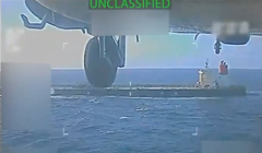 Hình ảnh tĩnh từ video cho thấy trực thăng quân sự của Mỹ bay gần một tàu chở dầu trong cuộc đột kích ngoài khơi bờ biển Venezuela, ngày 10/12. Ảnh: Reuters.