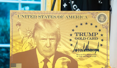 “Thẻ vàng Trump” được trưng bày tại Phòng Bầu dục ở Nhà Trắng vào ngày 19/9. Ảnh: Washington Post.