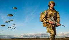 Trung đoàn nhảy dù của Quân đội Anh tập trận tại Estonia. Ảnh: MW.