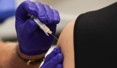 Một nghiên cứu ước tính rằng trong năm đầu tiên sử dụng, vaccine Covid-19 đã ngăn ngừa được gần 20 triệu ca tử vong trên toàn thế giới. Ảnh: AFP.