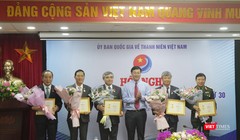 Ông Lê Quốc Phong, Chủ nhiệm Ủy ban, trao tặng Kỷ niệm chương "Vì thế hệ trẻ" cho Chủ tịch Nguyễn Minh Hồng và các cá nhân khác.