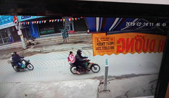 Hình ảnh Nguyễn Trọng Trình chở cháu bé đến vườn chuối để xâm hại. Ảnh: Công an cung cấp