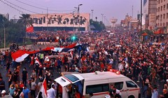 Người biểu tình đụng độ với lực lượng an ninh ở thành phố Kerbala (ảnh Reuters)