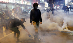 Người biểu tình Hồng Kông tràn xuống đường phố trong ngày lễ Halloween