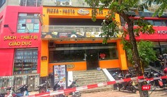 Nhà hàng món Âu tại 106 Trần Thái Tông đã bị phong tỏa sáng nay. Ảnh: Khánh Linh.