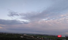 Cặp mắt rồng trong tư thế rồng nằm cuộn khúc trên bầu trời gần lăng mộ và đền thờ Đức Quốc tổ Lạc Long Quân tại Thanh Oai, Hà Nội.