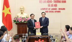  Bộ trưởng Bộ LĐTB&XH Đào Ngọc Dung (phải) trao Quyết định bổ nhiệm cho ông Nguyễn Bá Hoan (trái). Ảnh VGP.