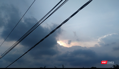 Vầng mây ngũ sắc được gia đình chị Hương, tại An Lạc - Hoa Lư - Ninh Bình chụp được trước cửa chùa An Phong tự