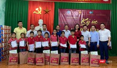 Công trình sách "Ký ức người lính" trao quà cho những gia đình có công với cách mạng, trẻ em có hoàn cảnh khó khăn.