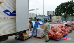 Xe hàng hóa cứu trợ đồng bào miền Trung.