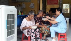 Chị Phương tận tình chăm sóc bệnh nhân.