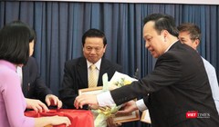 TS. Lê Doãn Hợp – Nguyên Bộ trưởng Bộ Thông tin và Truyền thông, Chủ tịch Danh dự Hội Truyền thông Số Việt Nam - nhận Huy hiệu 50 năm tuổi Đảng.