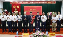 Lãnh đạo tỉnh, Bộ Thông tin và Truyền thông tặng hoa chúc mừng tân Phó Giám đốc Sở Thông tin và Truyền thông. Ảnh: mic.vn