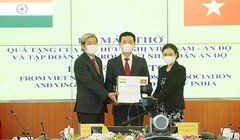 Bộ trưởng Nguyễn Mạnh Hùng trao tặng 100 máy thở cho nhân dân Ấn Độ. Ảnh: mic.gov.vn