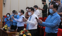 Các đại biểu tham gia nhắn tin ủng hộ tại Lễ phát động. Ảnh: Bộ TT&TT.