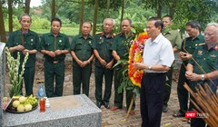 Đồng chí Lê Doãn Hợp cùng cựu chiến binh Sư đoàn 5 thắp hương Liệt sĩ Vũ Xuân Hùng đã được đồng đội đưa hài cốt về quê nhà, xã Phấn Mễ, huyện Phú Lương, tỉnh Thái Nguyên nhân ngày Thương binh Liệt sĩ 27/7 (ảnh: Nguyễn Công Khang)