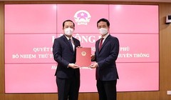Ông Nguyễn Mạnh Hùng - Ủy viên Trung ương Đảng, Bộ trưởng Bộ TT&TT - trao Quyết định của Thủ tướng Chính phủ cho tân Thứ trưởng Phạm Đức Long. Ảnh: mic.gov.vn.