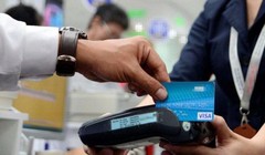 Đề xuất giảm 50% phí giao dịch thanh toán điện tử liên ngân hàng đến 30/6/2022. Ảnh minh họa: Báo Chính phủ.