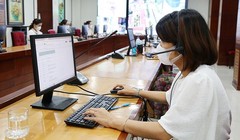 Điện thoại viên trực tổng đài 1022. Ảnh: Cổng TTĐT Hà Nội.