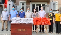 Trao quà hỗ trợ người dân có hoàn cảnh khó khăn. Ảnh: Sở Lao động - Thương binh và Xã hội Hà Nội.