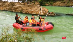 Chèo xuồng giữa những doi đá cổ trăm triệu năm dọc sông Sêrêpôk