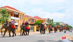 Đoàn rước dâu trên lưng voi dạo qua thị trấn Liên Sơn, huyện Lắk