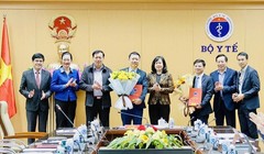 Bộ trưởng Bộ Y tế Đào Hồng Lan trao quyết định bổ nhiệm Cục trưởng Cục Dân số và Giám đốc Trung tâm mua sắm tập trung thuốc Quốc gia