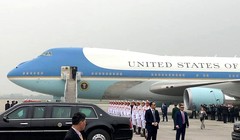 Tổng thống Mỹ lên máy bay rời khỏi Việt Nam sau hội nghị thượng đỉnh.