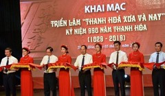 Các đại biểu cắt băng khai mạc triển lãm.