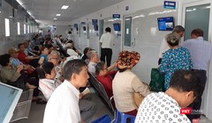 Chỉ mới 7h sáng, rất đông người chờ đến lượt khám bệnh